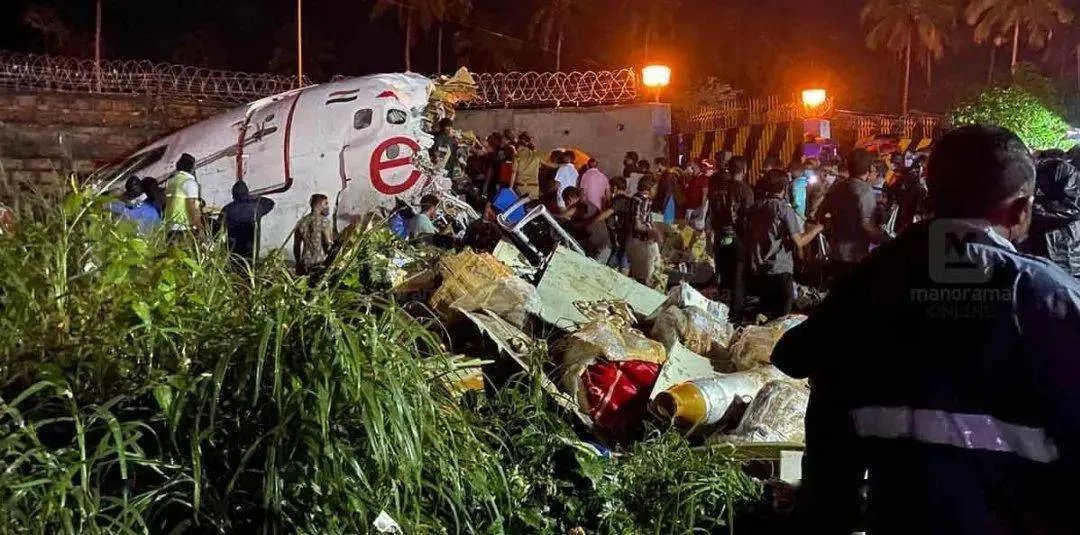印度客机冲出跑道已致17人死亡,具体是什么情况?