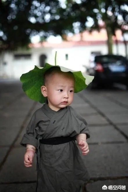 日照香炉生紫烟的下一句是什么？