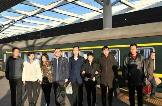 内蒙古一男子网恋空姐被骗16万发现空姐竟是男儿身，你怎么看？