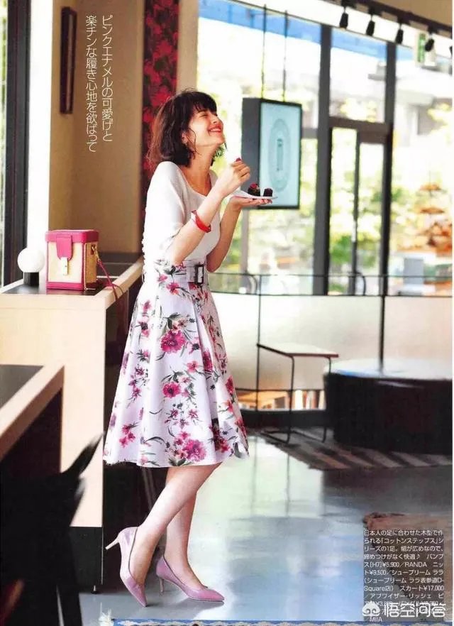 花色连衣裙现在还是否流行?现在的流行趋势是什么?