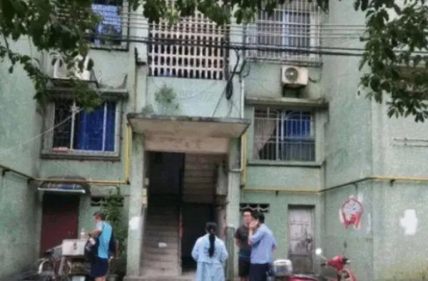柳州一出租房内天花板滴血，到底是什么原因