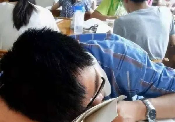 人大代表建议将高中生22点就寝写入法律,现在的高中生一般都几点睡觉?