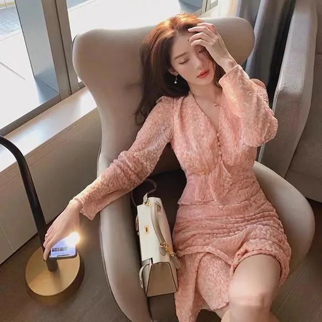 花色连衣裙现在还是否流行?现在的流行趋势是什么?