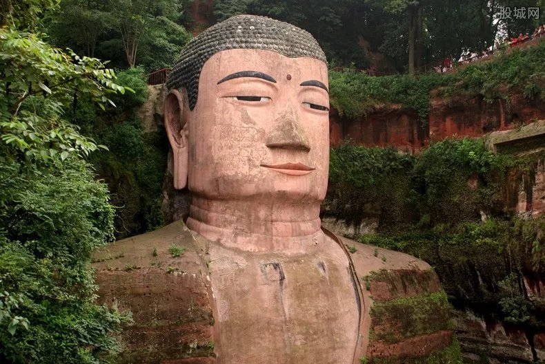 乐山大佛因雨停售 为确保游览安全景区暂时停止售票