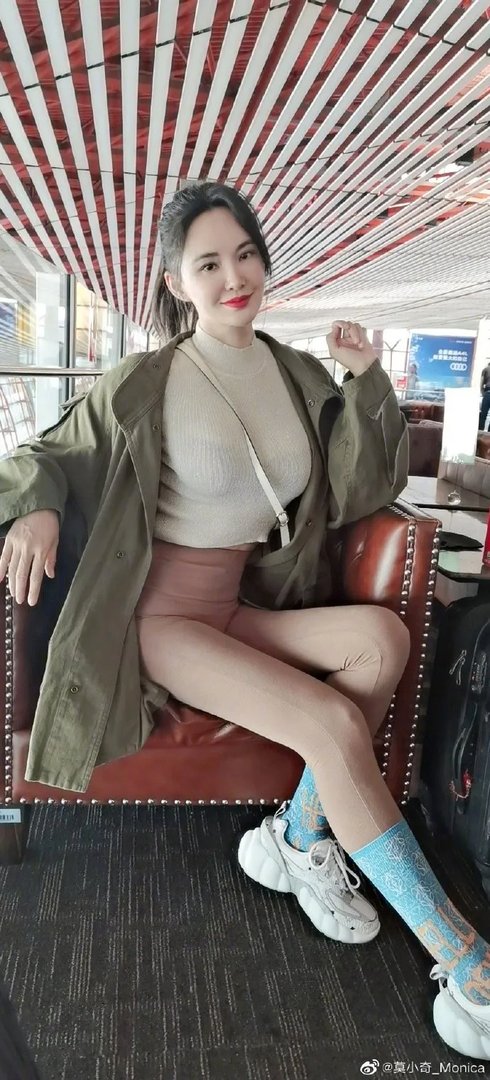 莫小棋真空露八字奶照片,莫小棋的胸围有多大?