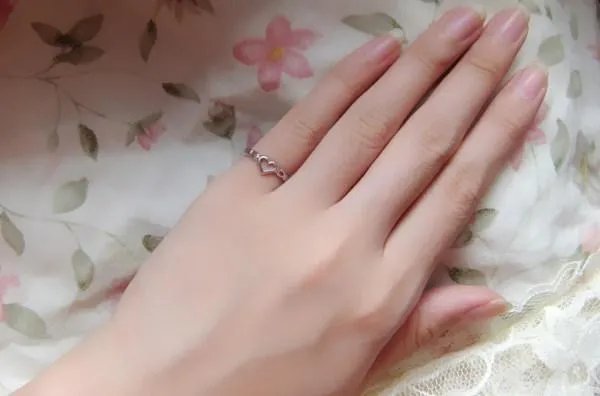 小指戴戒指是什么意思 已婚妇女戴戒指的讲究