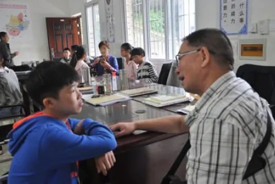 教育局是如何回应受捐学生写嘲讽式感谢信的?