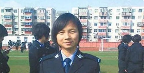 23年前洪水中抱树女孩成为警察,她为何会选择当一名人民警察?