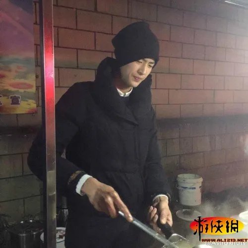 炒年糕小哥走红!网友感慨这终究还是个看脸的世界啊