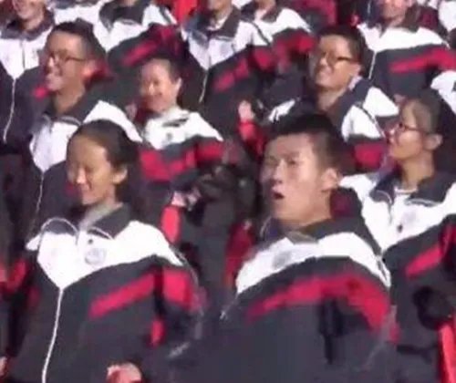 男生跳操意外走红来龙去脉分析   心疼附近的女生惨不忍睹