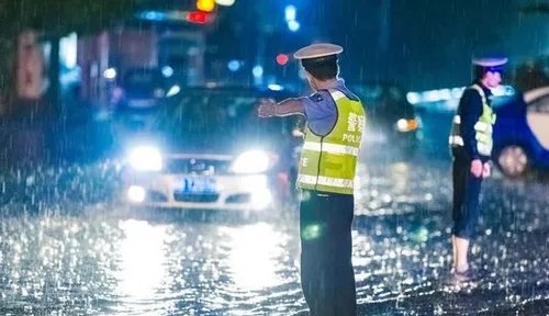 西安暴雨劳斯莱斯积水中被困,被困水中应该怎么做?