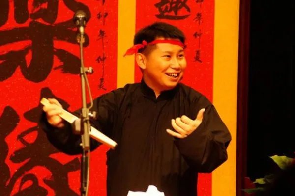 何云伟郭德纲都是背叛师门，郭德纲为什么只与曹云金杠？