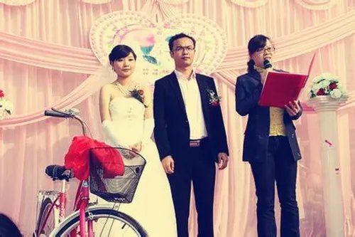 单位领导婚礼致辞怎么说  员工结婚领导讲话稿