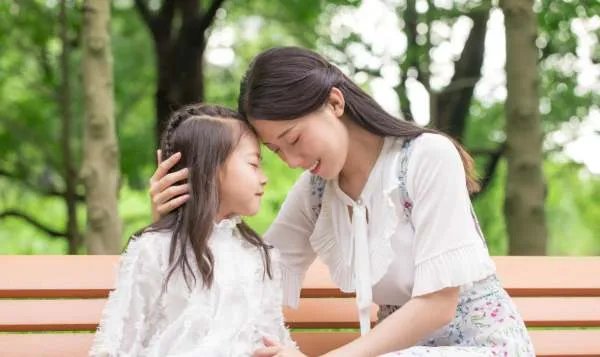 23岁女孩不顾父母反对生下遗腹子,她独自一人能养得活孩子吗?