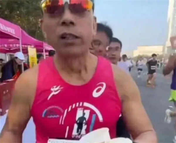 济南马拉松设流水宴 大爷 就为吃席 以下是有流水宴原因