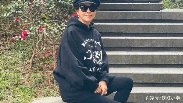 刘嘉玲参加富婆聚会,穿的年轻漂亮,现实中的她是什么样子的?