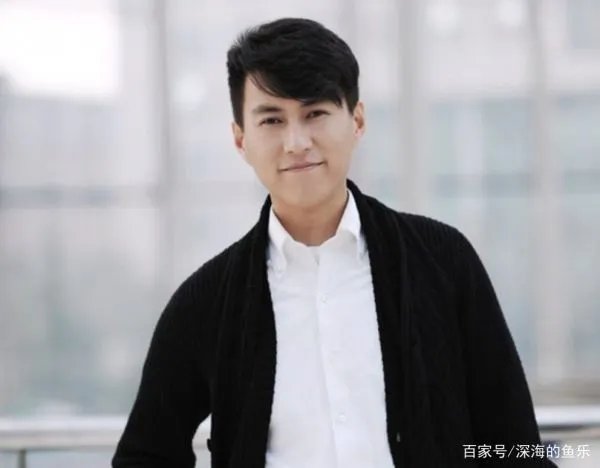 靳东43岁妻子晒近照已有白发,她在生活中有多简朴?
