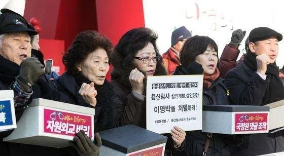 韩民众送囚衣给李明博，李明博做过什么引起民愤的事情？