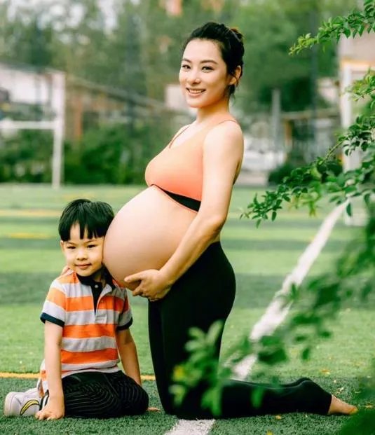 刘璇晒孕肚倒立照:如此大的肚子居然能倒立还劈叉