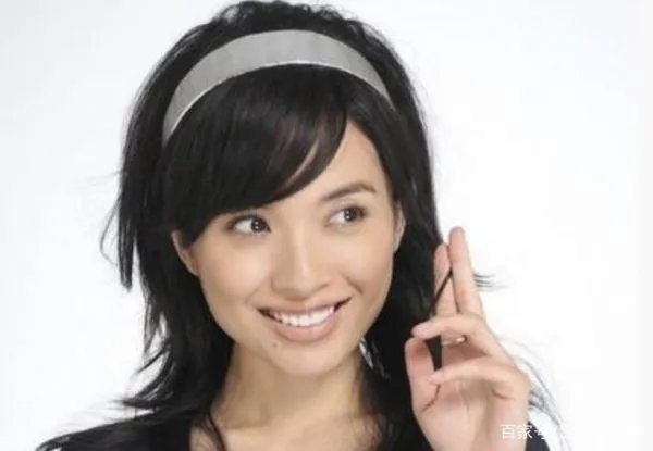 靳东43岁妻子晒近照已有白发,她在生活中有多简朴?