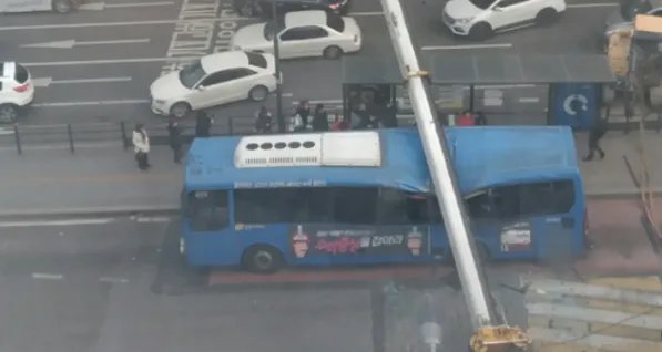 韩国首尔塔吊倒塌砸中公交车有人死伤吗?