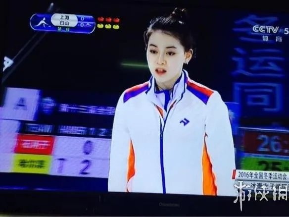 95后冰壶美女选手走红 蛾眉微皱表情私房照惹人怜爱