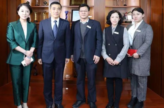 东兴证券回应美女组合海报引热议，此事为个人自费拍摄，该公司会追责吗？
