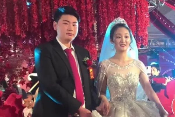 大衣哥儿媳自曝还没领证,大衣哥儿媳未婚同居办酒席图的啥?