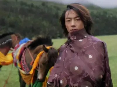 丁真给家里买了洗衣机和电瓶车，你知道丁真现在的主要工作是什么吗？