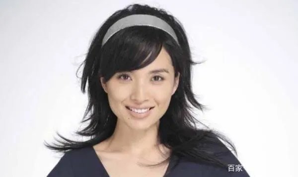 靳东43岁妻子晒近照已有白发,她在生活中有多简朴?