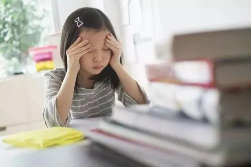 初二女生写作业写到凌晨3点，现在的学生为何压力这么大？