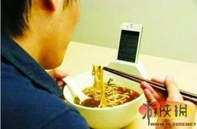 单身神奇：抗寂寞拉面碗 韩寒晒“奇葩吃面碗”