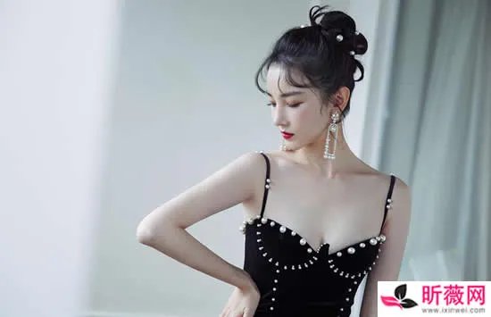 陈小纭多少岁胸有多大 陈小纭性感低胸装展现好身材