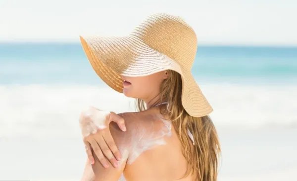 如何在夏天白成一道光?你需要的不仅是防晒霜,这些东西也全部要备上!