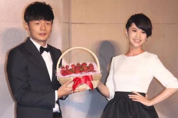 杨丞琳晒李荣浩求婚视频,明星的求婚有多真实和幸福?