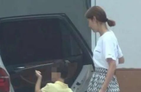 王宝强恋情疑曝光：一起带孩子回家（图）