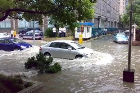 陕西安康10县区遭遇暴雨出现洪涝,当地采取了哪些救援举措?